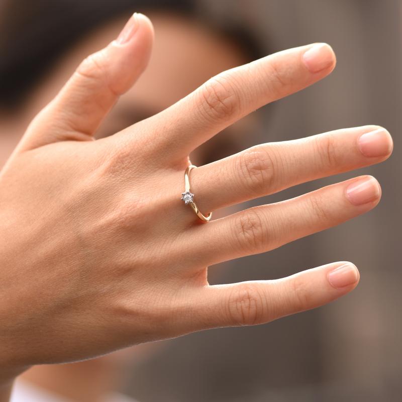 Diamantový zlatý zásnubní prsten ve stylu solitér 91495