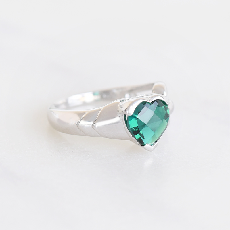 Prsten ze stříbra se smaragdem
