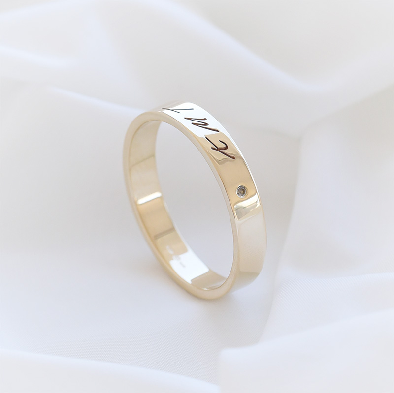 Zlatý prsten s diamantem a gravírem 93485