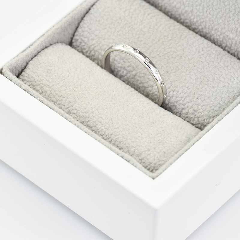 Minimalistický prsten s diamanty 95575