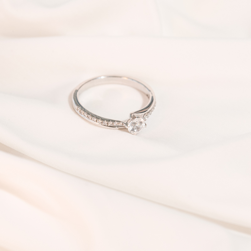 Zásnubní prsten s postranními diamanty Lileas 102086