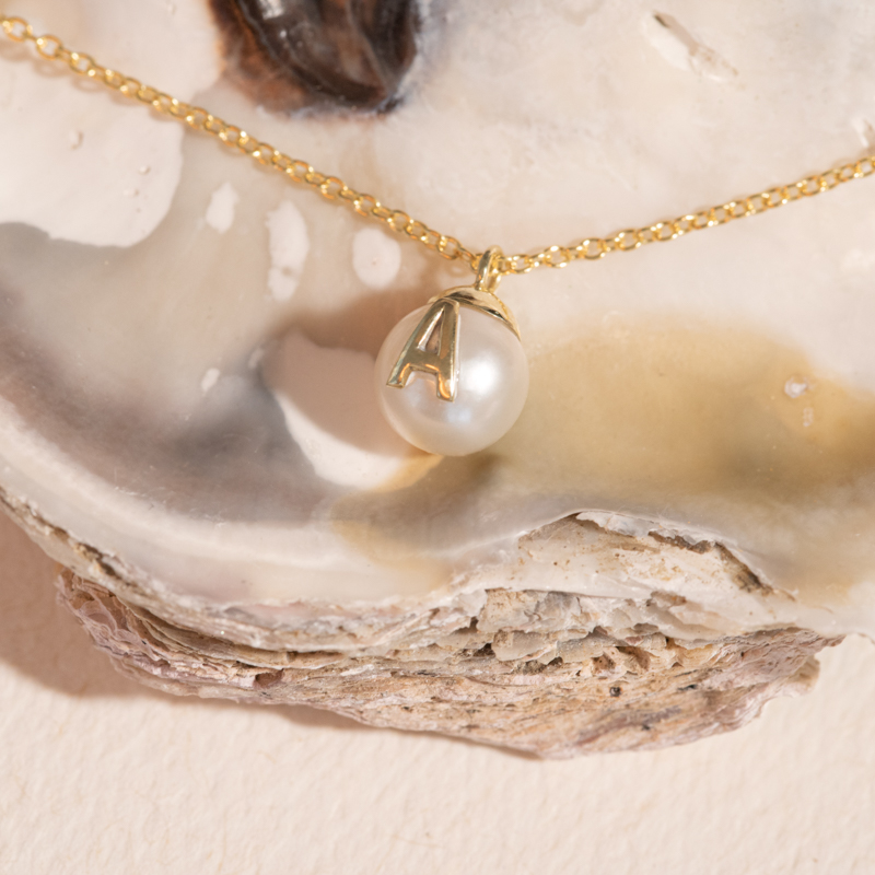 Náhrdelník s perlou a písmenem A 102226