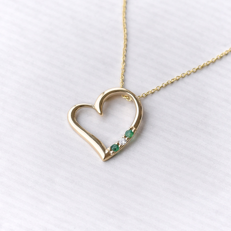 Stříbrný přívěsek srdce se smaragdy a diamantem Tanish 103586