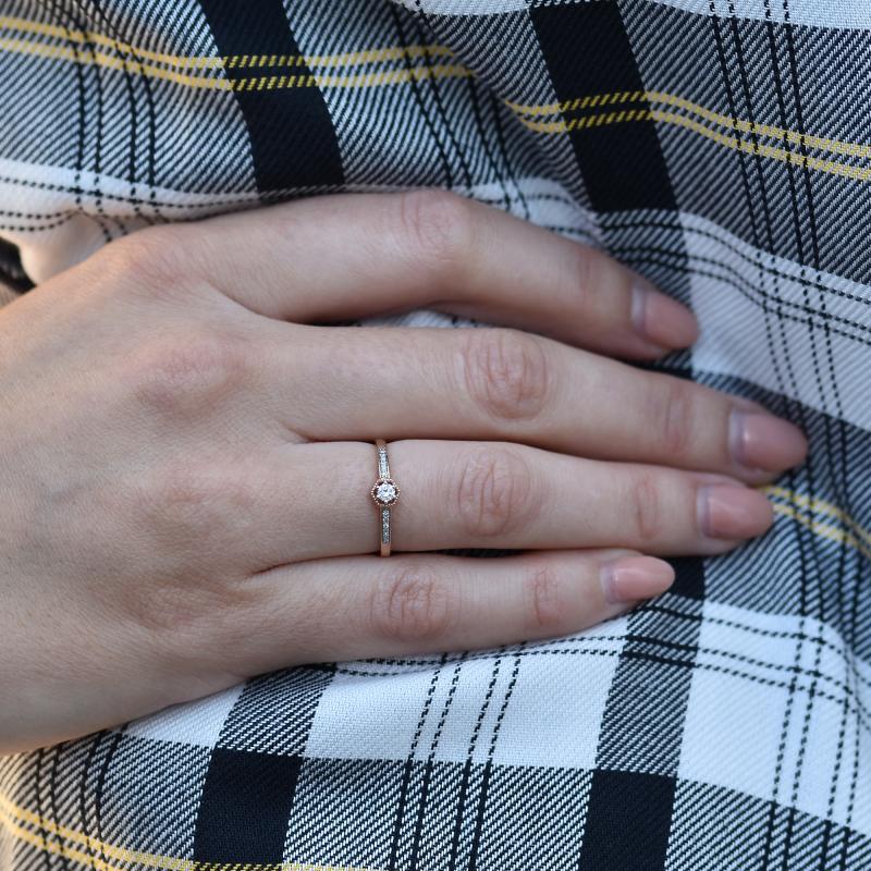 Stříbrný prsten s postranními lab-grown diamanty Plautine 104626