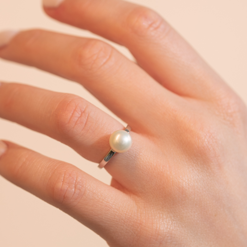 Stříbrný prsten s bílou perlou Medina 104656