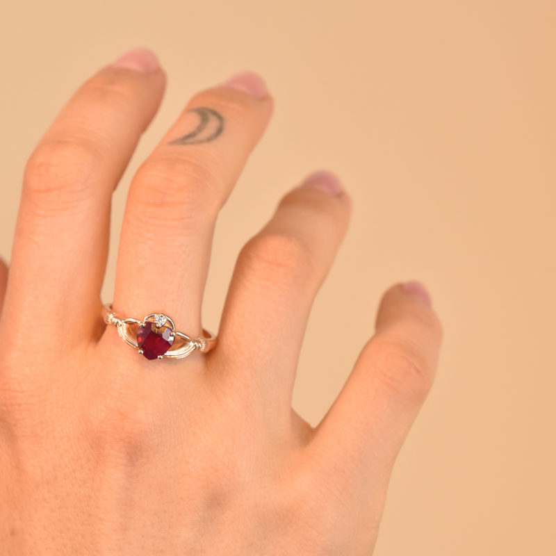 Zlatý claddagh prsten s rubínem a diamantem Norie 105576