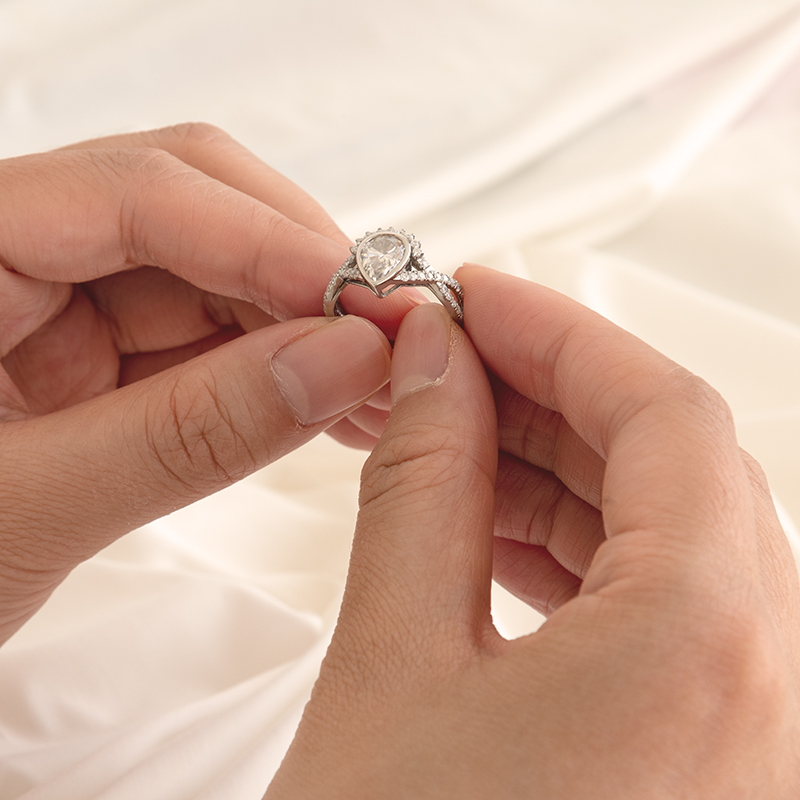 Unikátní zásnubní prsten s moissanity Alica 121516