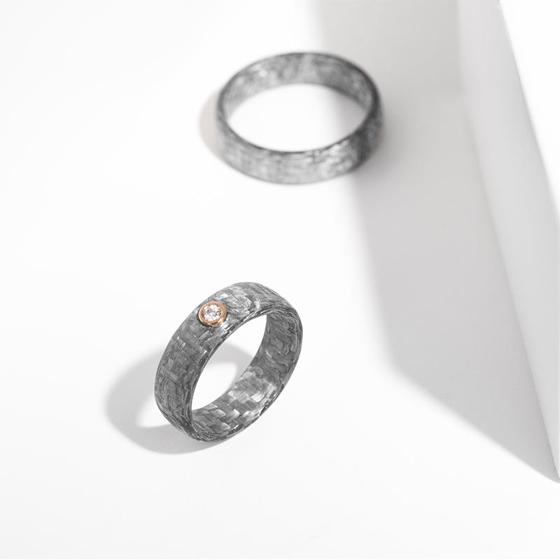 Mírně zaoblené snubní prsteny z karbonu s diamantem Cortes 123746