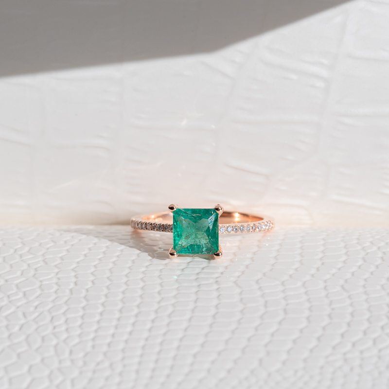 Zlatý prsten s princess smaragdem a diamanty Kip 124356