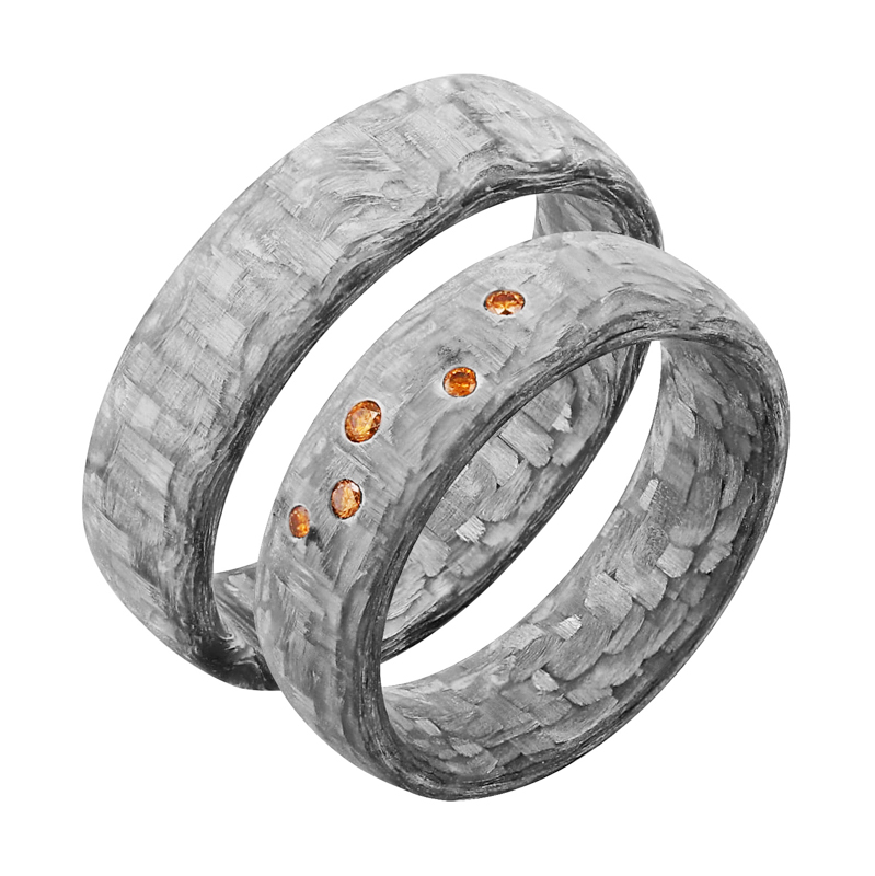 Mírně zaoblené snubní prsteny z karbonu s koňakovými diamanty Parri