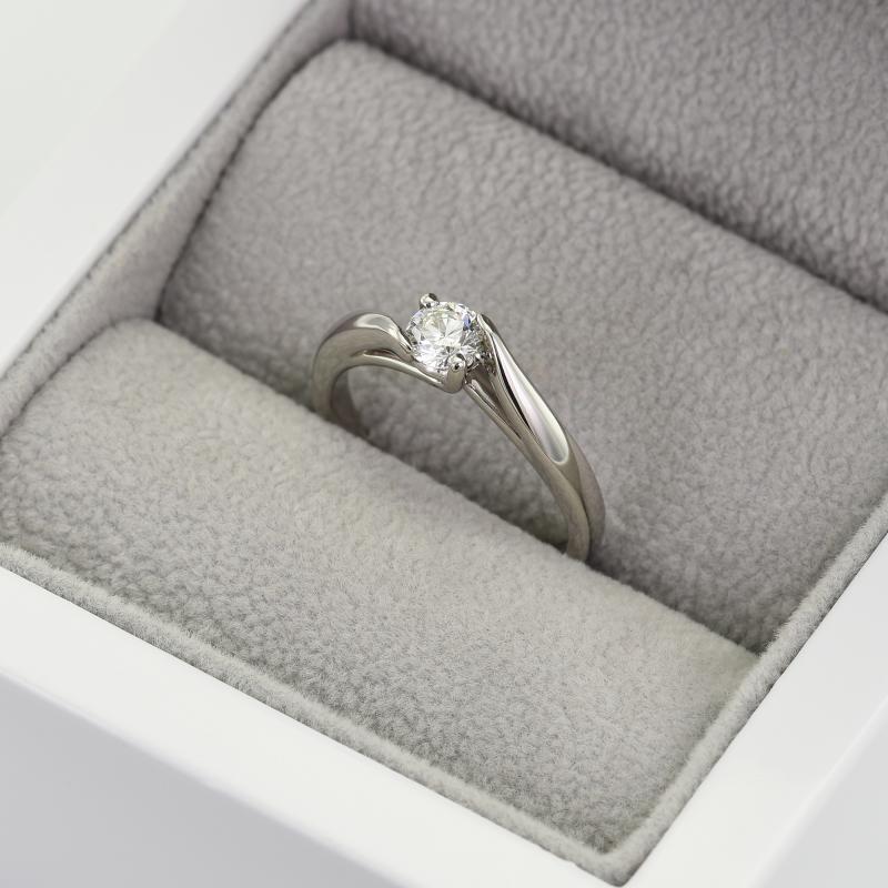 Platinový prsten s diamantem 125636