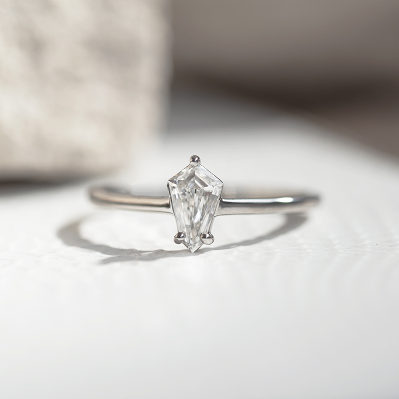 Zásnubní prsten s shield lab-grown diamantem Greta 133156