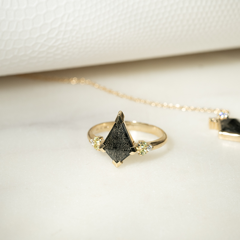 Neobyčejný prsten s dendritickým quartzem a olivínem Kettil 135476