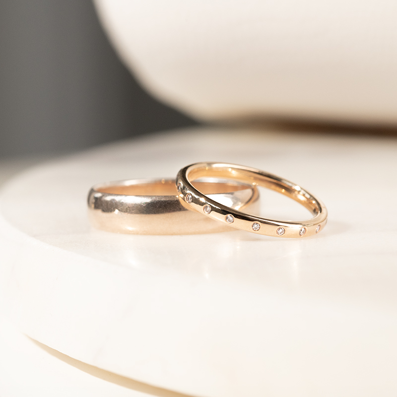 Zlatý eternity snubní prsten s diamanty a komfortní pánský Miomi 136176