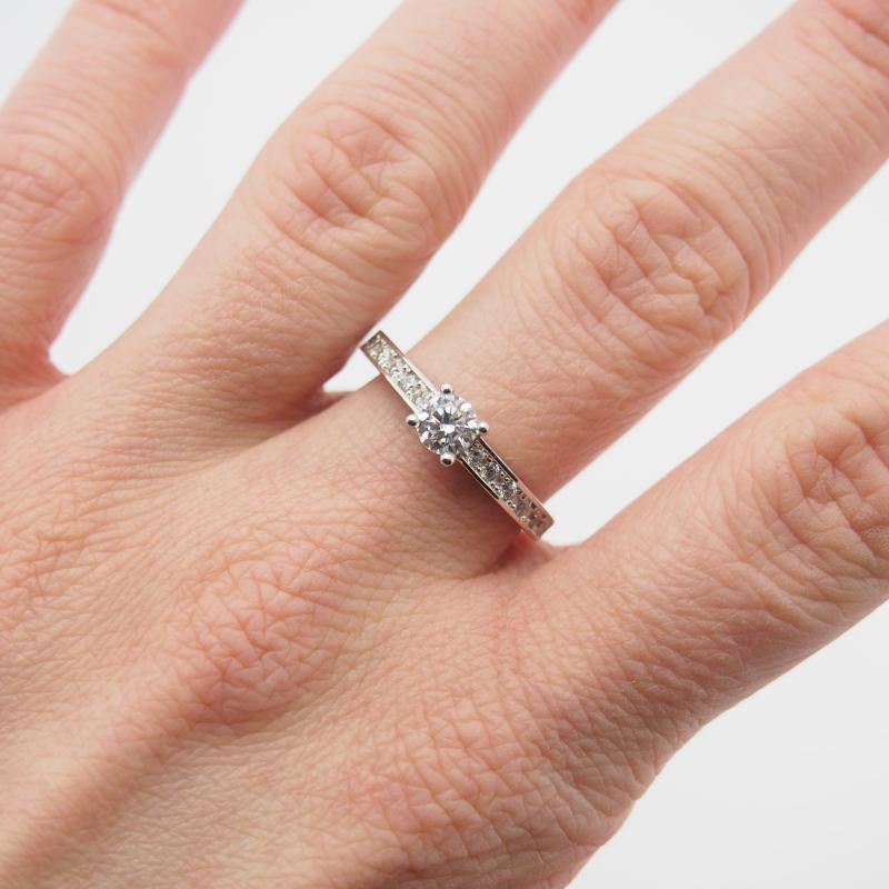 Zásnubní prsten s bočními diamanty Brione
