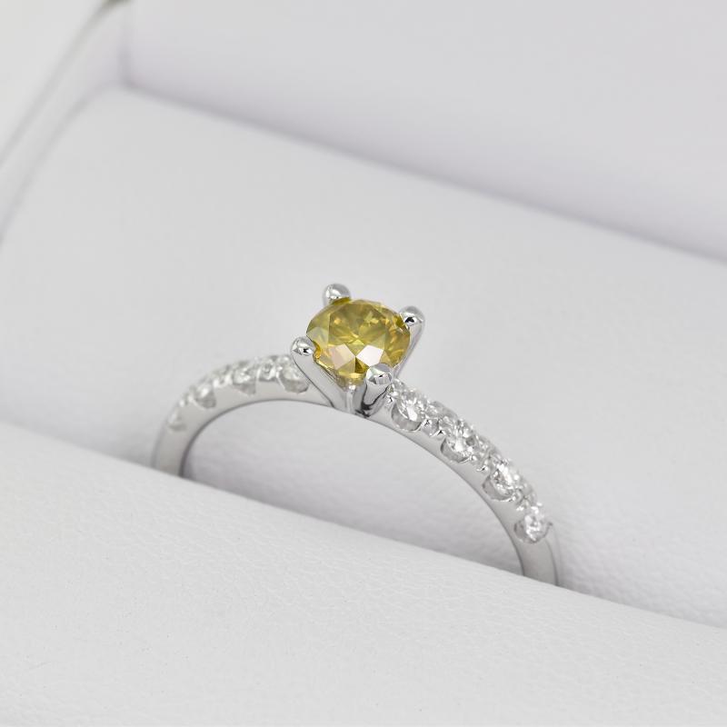 Žlutý diamant v zásnubním prstenu