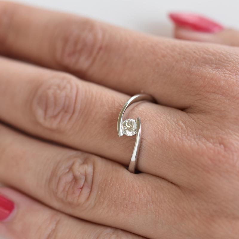 Zásnubní prsten s diamantem 23526