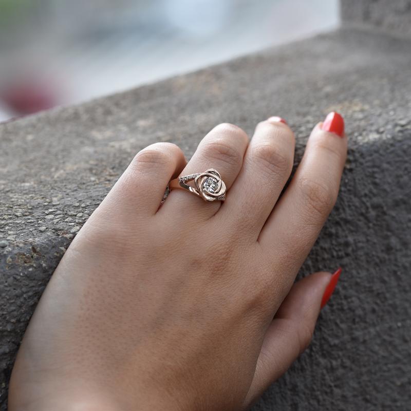 Zásnubní prsten ve tvaru růže