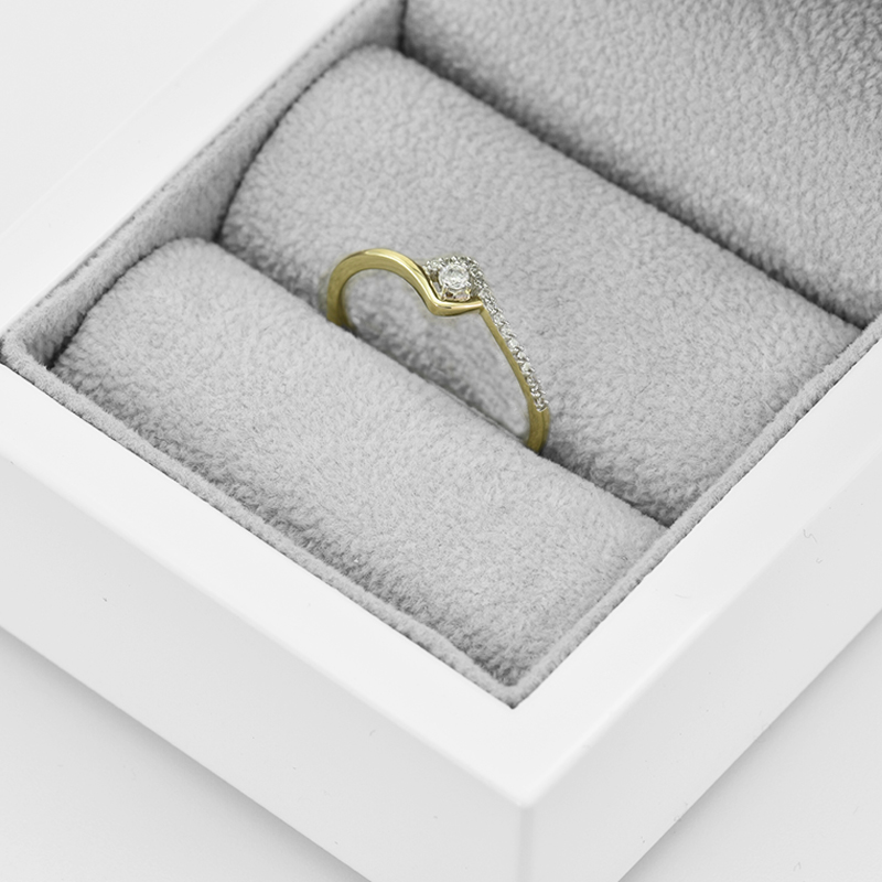 Zlatý romantický zásnubní prsten