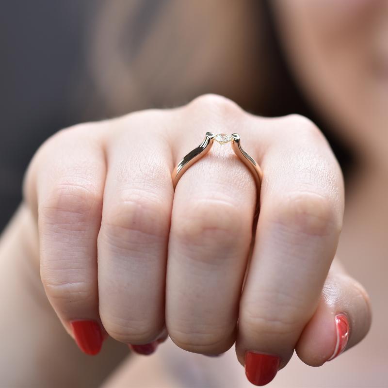 Zásnubní zlatý prsten s diamantem v tlakovém osazení 45066