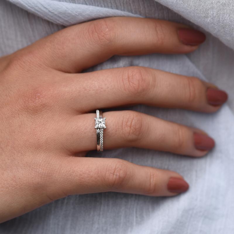 Platinový zásnubní prsten s princess diamantem