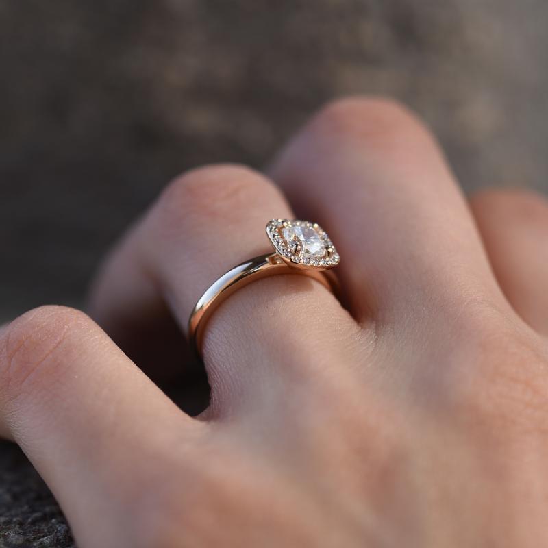 Zlatý prsten s bílými diamanty 46056
