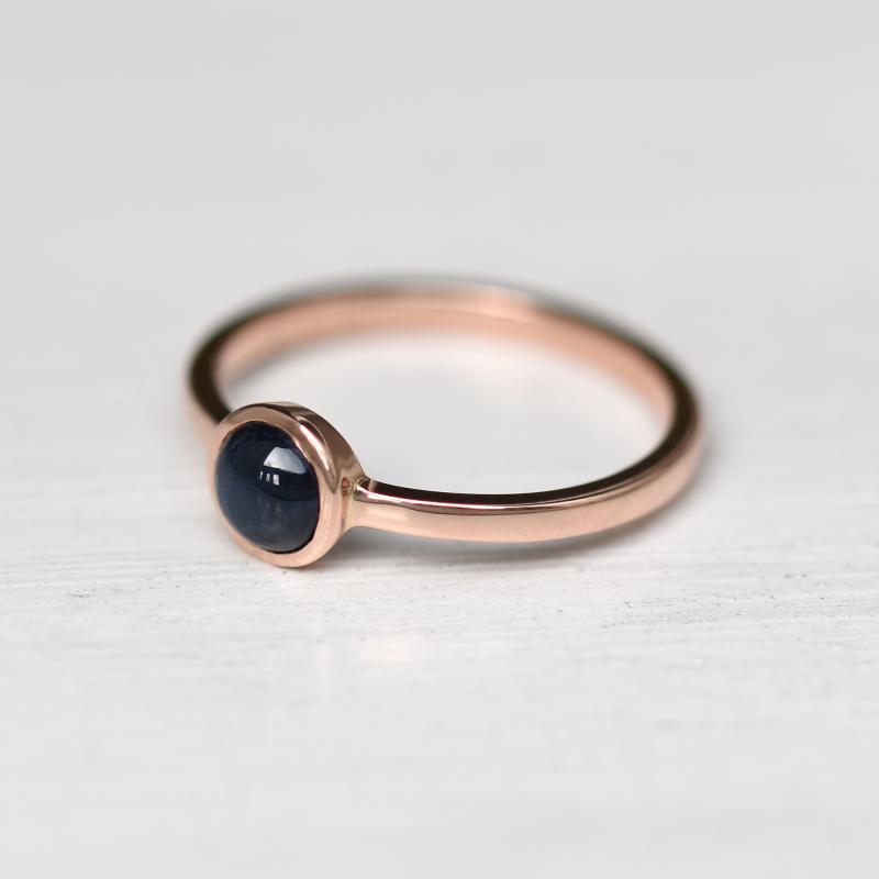 Zlatý prsten s modrým magickým safírem 47816