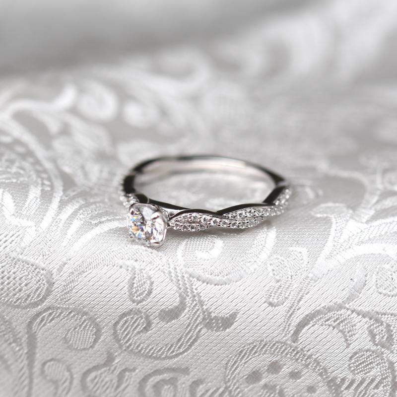 Proplétaný zásnubní prsten s diamanty 48096