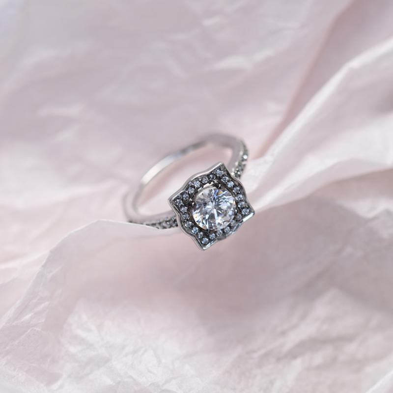 Zásnubní diamantový prsten v halo stylu 49476