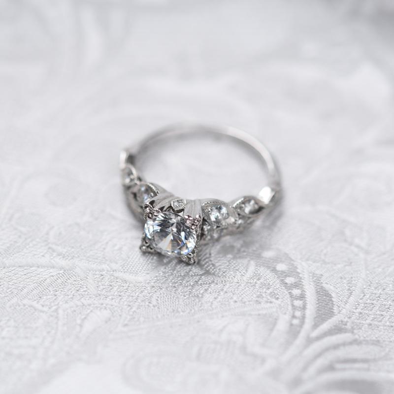 Romantický zlatý prsten s diamanty 49656