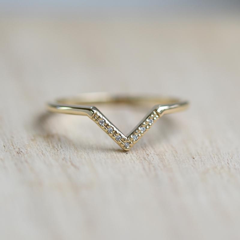 Elegantní vykrojený snubní prsten s diamanty 49906