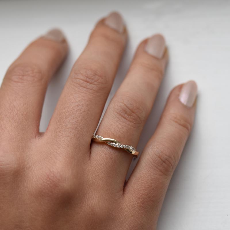Zlatý propletaný prsten s diamanty