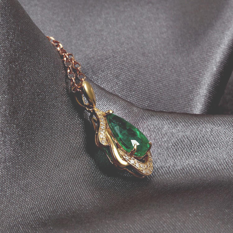 Smaragdový náhrdelník 5276
