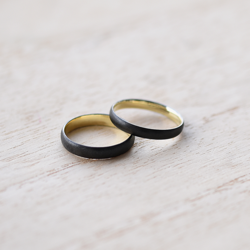 Zlaté snubní prsteny s černým rutheniem a matným povrchem