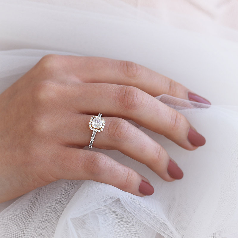 Prsten v halo stylu s cushion diamantem 