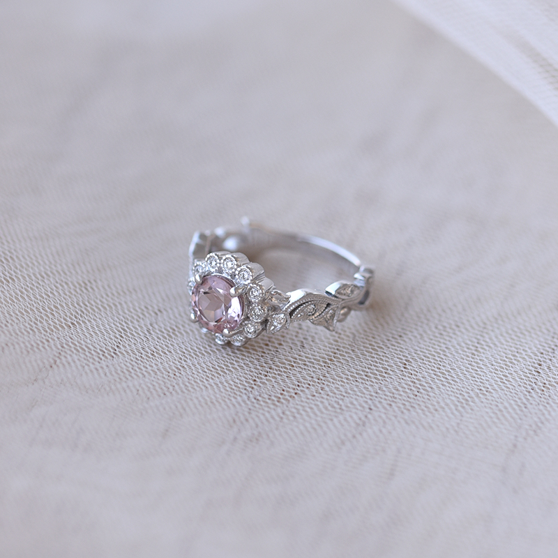 Zásnubní prsten s morganitem a diamanty ve vintage stylu 62206
