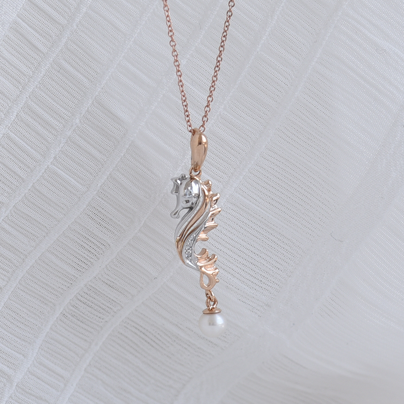 Zlatý mořský koník v náhrdelníku s perlou a diamanty