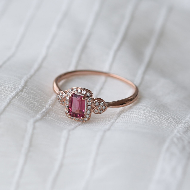 Zlatý prsten s emerald turmalínem a diamanty