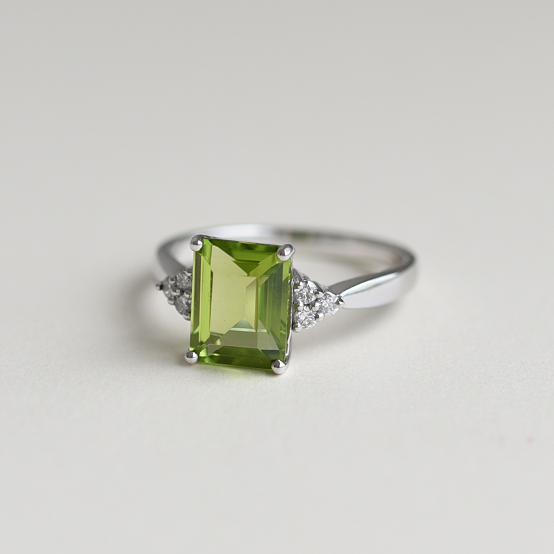 Zlatý prsten se zeleným olivínem