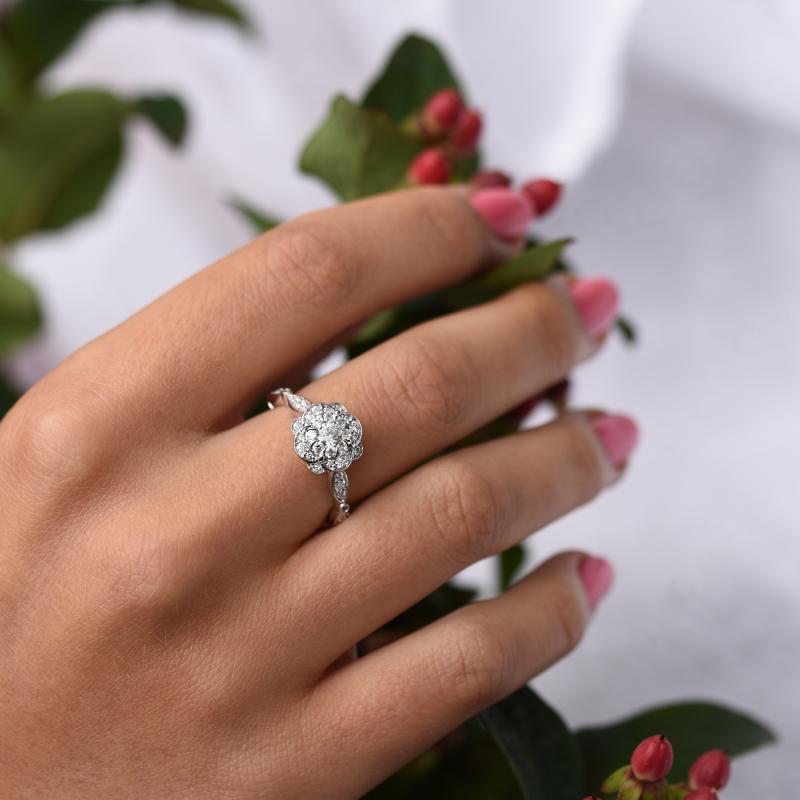 Květinový zásnubní prsten s moissanity 66136