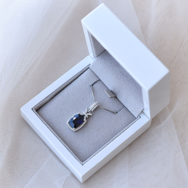 Okouzlující stříbrný náhrdelník s vytvořeným safírem 67506