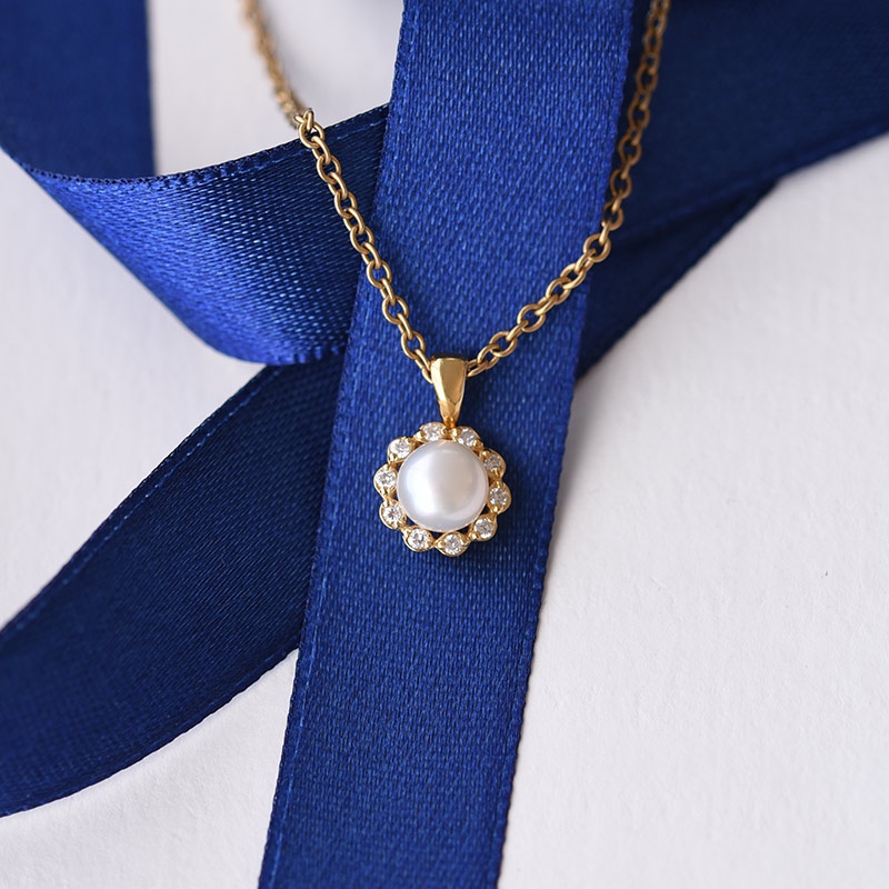 Stříbrný halo náhrdelník s perlou a diamanty