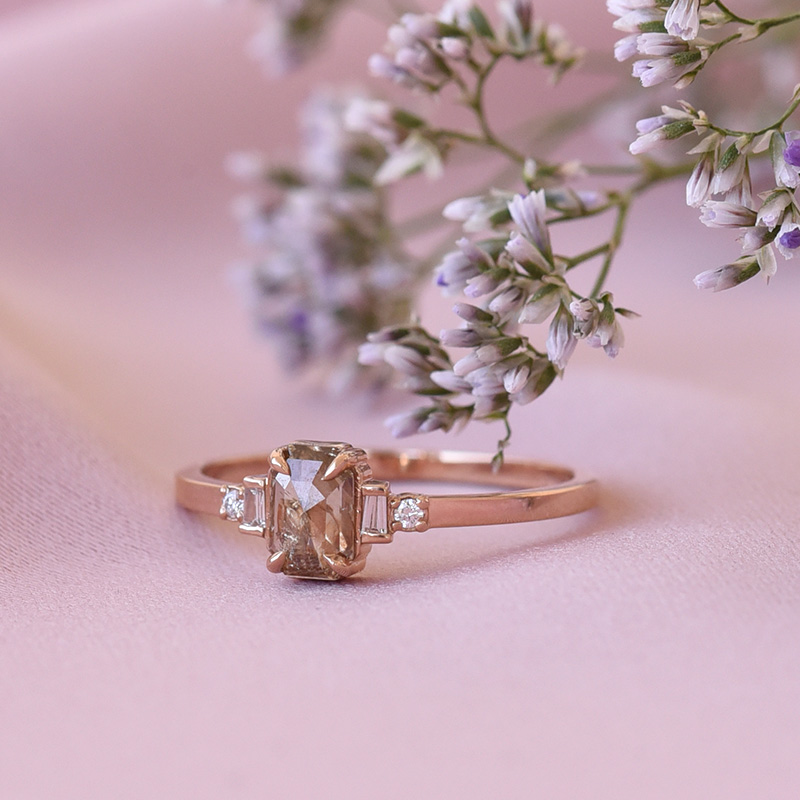 Zlatý zásnubní prsten s champagne diamantem a postranními ČGL diamanty 78246