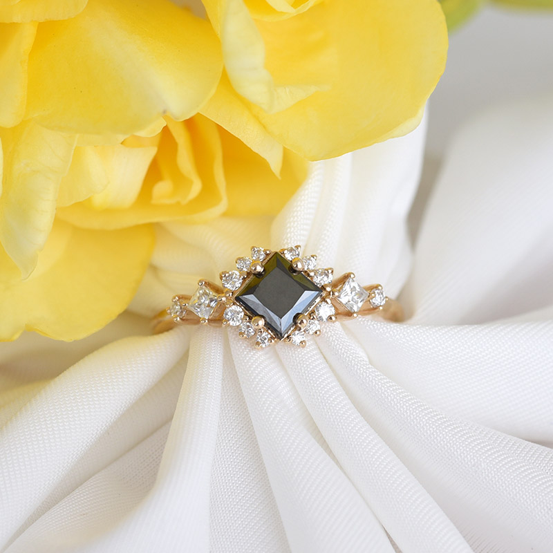 Dokonalý prsten s černým diamantem a postranními moissanity 82396