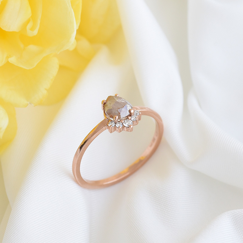 Diamantový zásnubní prsten z růžového zlata