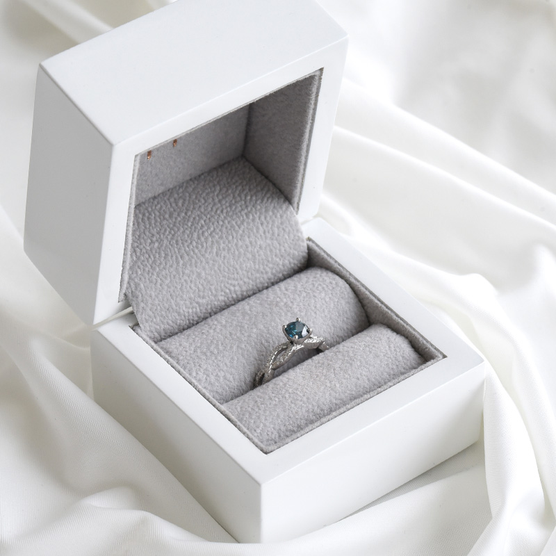 Prsten s modrým diamantem ze zlata 82626