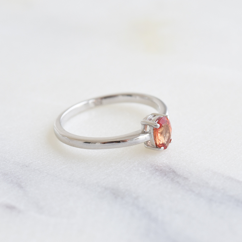 Stříbrný prsten s oranžovým safírem