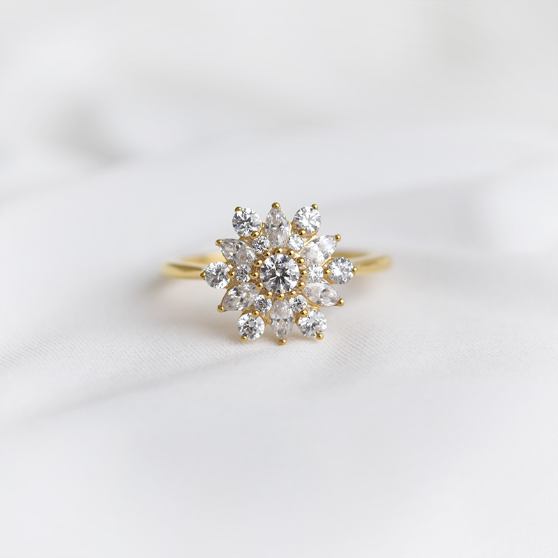 Květinový zlatý prsten s diamanty 89976