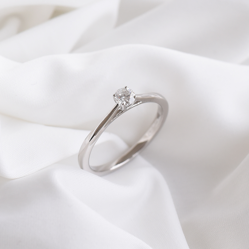 Prsten se syntetickým diamantem s výběrem karátové váhy ze zlata