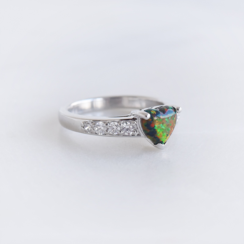 Stříbrný prsten s černým opálem ve tvaru srdce 93586